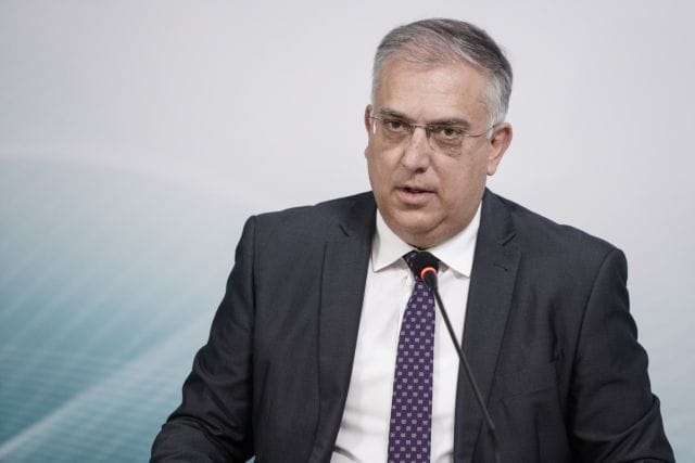 Τάκης Θεοδωρικάκος 2021: Aποφασισμένος να βάλει τέλος στα fake news που διαδίδονται στο διαδίκτυο περι εμβολίου για την προστασία της δημόσιας υγείας