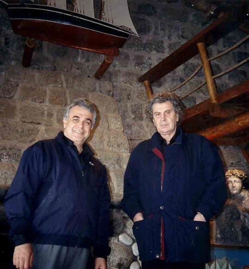 Με-τον-Μ.Θ.-στο-σαλόνι-του-σπιτιού-του-Πάμπλο-Νερούδα-στην-Ίσλα-Νέγκρα-της-Χιλής,