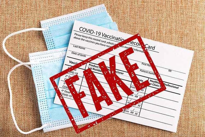 Πέρασε η τροπολογία με τα βαριά πρόστιμα για τα πλαστά πιστοποιητικά εμβολιασμού