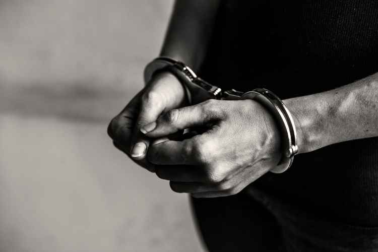 A Coast Guard and an individual were arrested for the occasional offenses of breach of duty, false certification and violation of the law on weapons