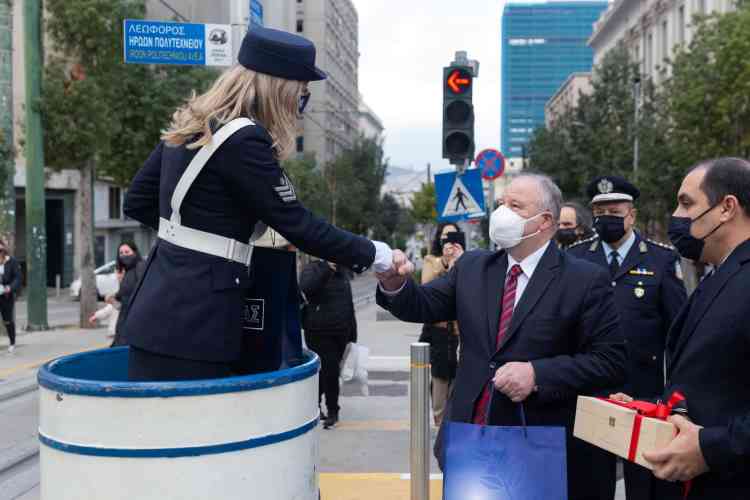 Wishes and gifts to traffic wardens - Congratulations Theodorikakou for the operation of the Police at AUTh