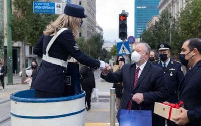 Ευχές και δώρα σε τροχονόμους- Συγχαρητήρια Θεοδωρικάκου για την επιχείρηση της Αστυνομίας στο ΑΠΘ