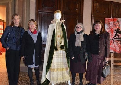 Η κ. Χαρίκλεια Χάμψα δεξιά με την απόγονο της οικογένειας Μπούμπουλη και εκπροσώπους των πολιτιστικών φορέων των τοπικών αρχών 1