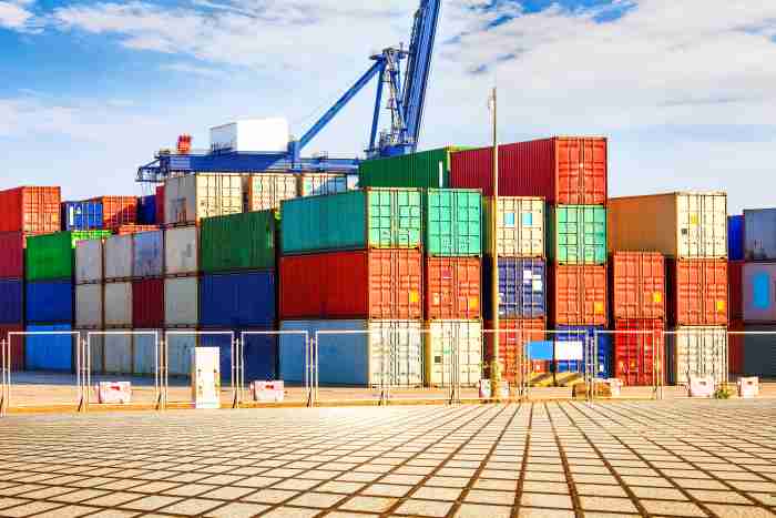 US trade deficit in goods jumped to a record high, exceeding $ 1 trillion
