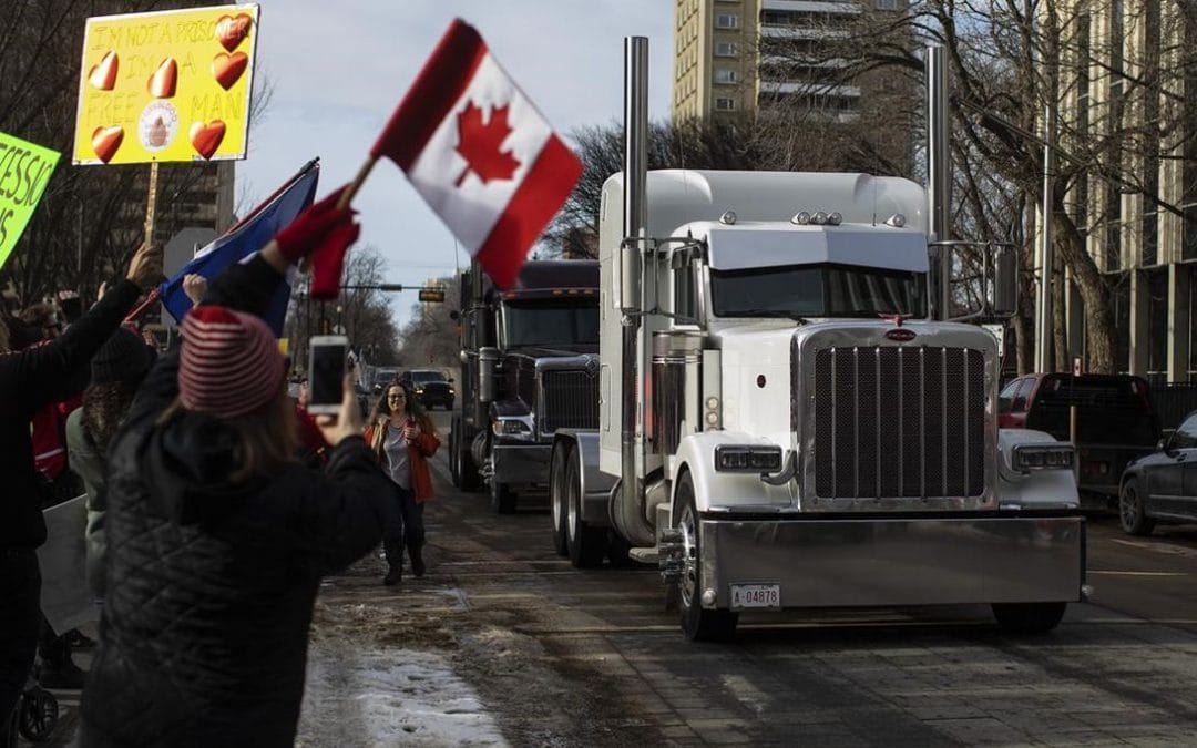 Η αυτοκινητοπομπή φορτηγατζήδων της Alberta μπλοκάρει τα σύνορα Καναδά-ΗΠΑ για υποστήριξη διαδηλώσεων στην Οτάβα