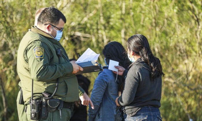 Immigrants detained in the US on the border with Mexico receive advice on controversial "repressed memories"