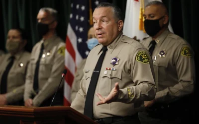 Το τμήμα του σερίφη Alex Villanueva της κομητείας του Λος Άντζελες θα μπορούσε να χάσει 4.000 υπαλλήλους λόγω εντολής εμβολίου για τον COVID-19