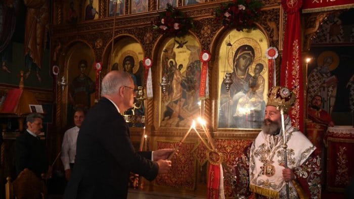 Μετά από δύο χρόνια πανδημίας, κοσμοσυρροή στις εκκλησίες για το «Χριστός Ανέστη». 