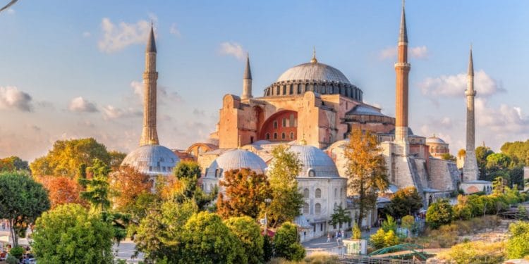 Μαθητές να απαγγέλουν το Κοράνι στην Αγία Σοφία