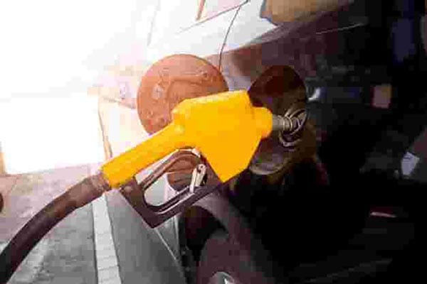 Gasoline prices fall below $ 4,90 a gallon as fears of a recession grow