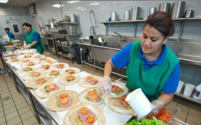 22 πολιτείες μήνυσαν την κυβέρνηση για τον κανόνα «Ταυτότητα φύλου» που ελέγχει 29 δισεκατομμύρια δολάρια για τα γεύματα των φτωχών παιδιών