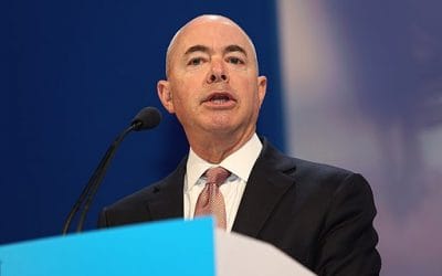 19 γενικοί εισαγγελείς  κατέθεσαν αίτηση στο Ανώτατο Δικαστήριο αναφορά υποστήριξης της μήνυσης για την τροποποιημένη πολιτική απέλασης