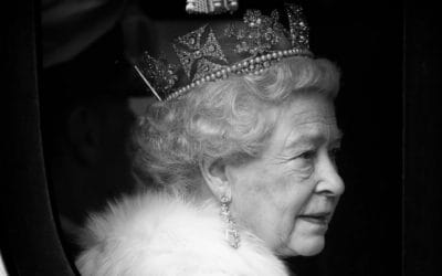 Η τελευταία τελετουργική βόλτα της Ελισάβετ: ξεκίνησε η νεκρική πομπή