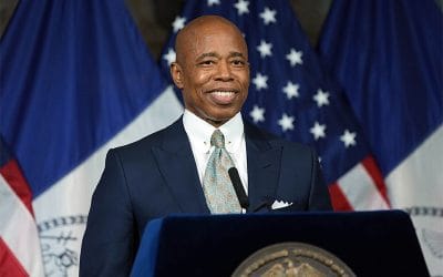 Έρικ Άνταμς: Η πόλη της Νέας Υόρκης «πλησιάζει στο οριακό της σημείο» με την εισροή παράνομων μεταναστών από το Τέξας