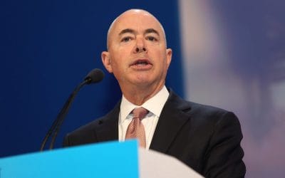 Ρεπουμπλικάνοι νομοθέτες κατηγορούν τον Mayorkas για παραβίαση του νόμου περί μετανάστευσης, ζητούν απαντήσεις