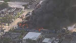 BREAKING NEWS – Miami – Large fire at auto parts lot