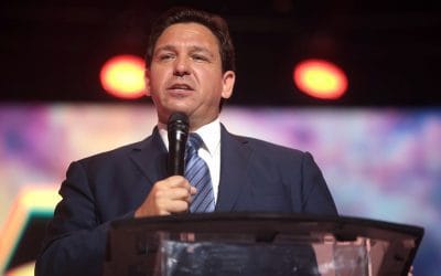 Ο DeSantis δεσμεύεται να κρατήσει τους κατασκευαστές εμβολίων «υπεύθυνους»
