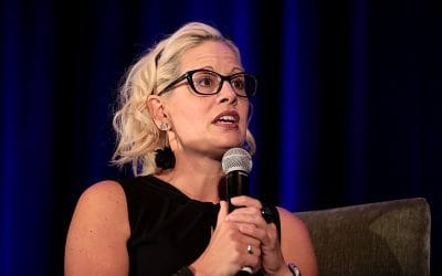 Η γερουσιαστής Kyrsten Sinema αποχωρεί από το Δημοκρατικό Κόμμα και προκαλεί τριγμούς στη Γερουσία