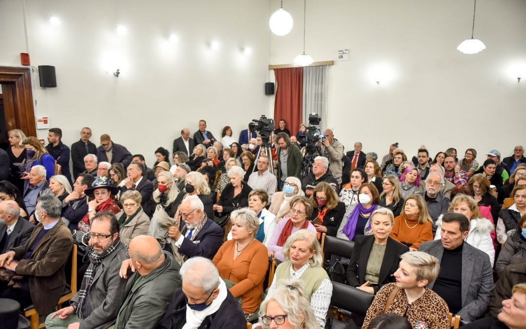 Hundreds of people for the "Patra Carnival" album at the Trade Association