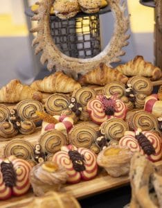 ΣΠΟΥΔΑΙΑ ΔΙΑΚΡΙΣΗ ΤΗΣ ΕΛΛΗΝΙΚΗΣ ΕΘΝΙΚΗΣ ΟΜΑΔΑΣ ΑΡΤΟΠΟΙΙΑΣ ΣΤΟΝ ΠΑΓΚΟΣΜΙΟ ΔΙΑΓΩΝΙΣΜΟ "ΙΒΑ UIBC BAKERS CUP 2023" 2 Το τραπέζι της Ελλάδος 3