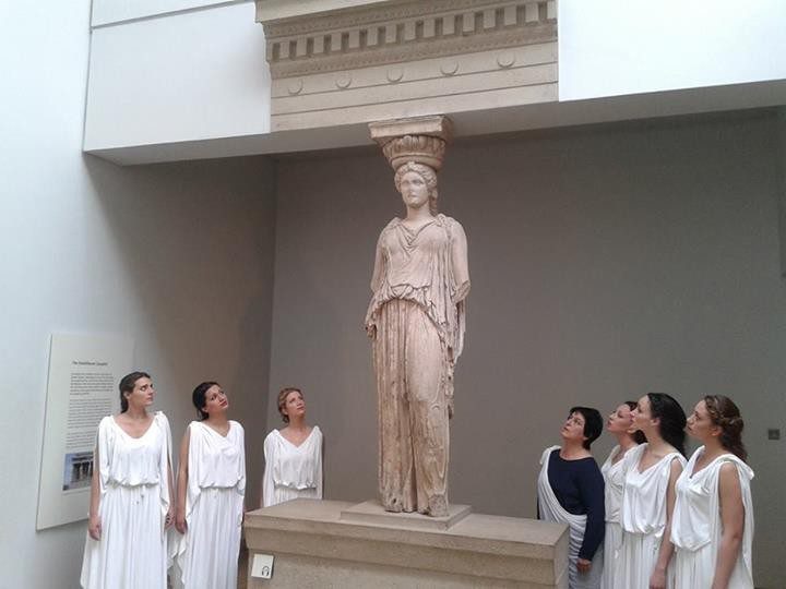 EΞΙ ΚΑΡΥΑΤΙΔΕΣ ΑΝΑΖΗΤΟΥΝ ΤΗΝ ΑΔΕΛΦΗ ΤΟΥΣ ΣΤΟ ΛΟΝΔΙΝΟ