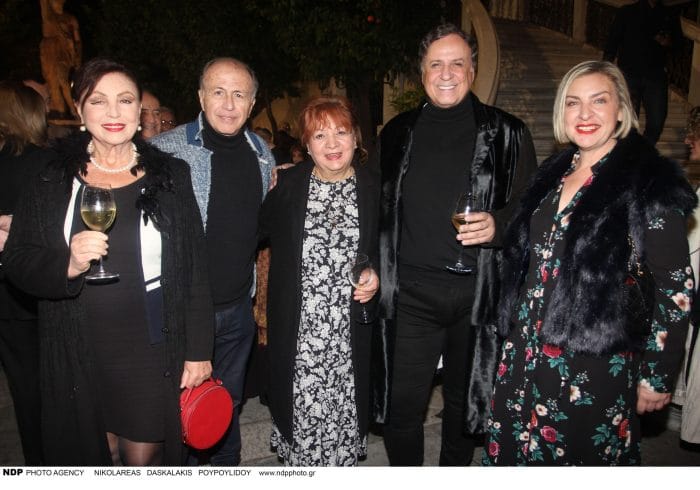 &epsilon;&sigma;&tau;ί&alpha;-&Zeta;&Omega;