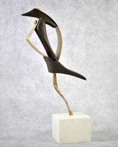 6 Πουλί ξύλινο επιτραπέζιο γλυπτό με ορειχάλκινες λεπτομέρειες τοποθετημένο σε βάση από λευκόλιθο 17Χ08cm