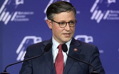 O πρόεδρος της Βουλής Τζόνσον καλεί τον Πρόεδρο Μπάιντεν να επαναφέρει την πολιτική «παραμονή στο Μεξικό»