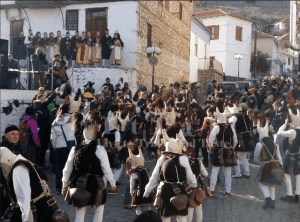 Αράπηδες, Χαράπια, Μπαμπούγεροι, Αρκούδες και Μπάμπω: πανάρχαια δρώμενα του Δωδεκαημέρου στα χωριά της Δράμας 3 download 35