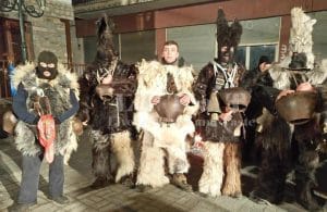 Αράπηδες, Χαράπια, Μπαμπούγεροι, Αρκούδες και Μπάμπω: πανάρχαια δρώμενα του Δωδεκαημέρου στα χωριά της Δράμας 6 received 1483524878888581