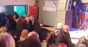 Η είσοδος των ηλικιωμένων στην Αίθουσα της εκδήλωσης