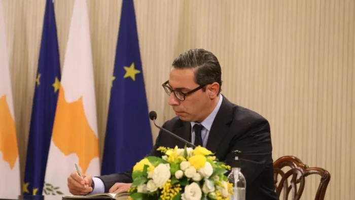 Κύπρος και επαφές