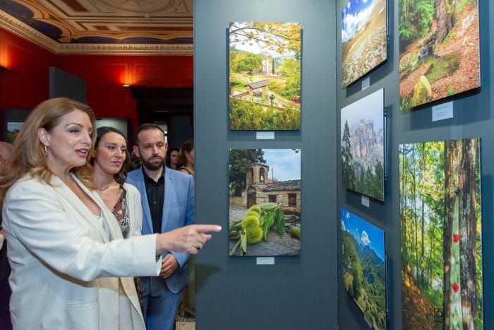 &Eta; &Alpha;&theta;ή&nu;&alpha; &gamma;&nu;&omega;&rho;ί&zeta;&epsilon;&iota; &tau;&eta;&nu; &Pi;&iota;&epsilon;&rho;ί&alpha;, &mu;έ&sigma;&alpha; &alpha;&pi;ό &mu;&iota;&alpha; έ&kappa;&theta;&epsilon;&sigma;&eta; &phi;&omega;&tau;&omicron;&gamma;&rho;&alpha;&phi;ί&alpha;&sigmaf;