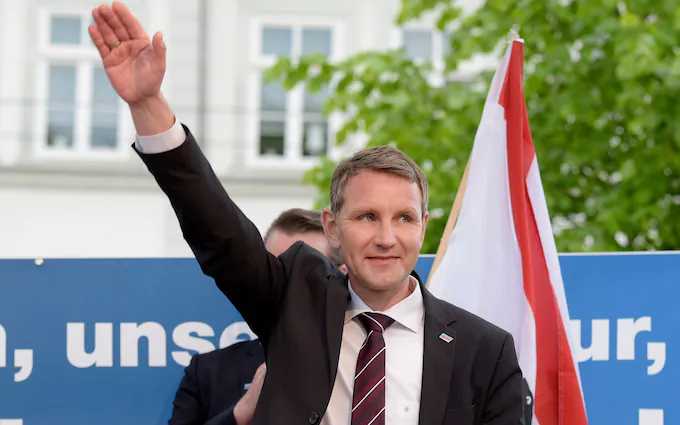 Ο συναρχηγός του Alternative for Germany (AfD) επικρίνει την Μελόνι για μεταναστευτική πολιτική και φιλοπολεμικές θέσεις στην Ουκρανία