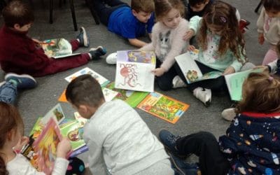 Κόκκινη κλωστή δεμένη από τα Σχολεία της Ελληνικής Κοινότητας της Μελβουρνης για τις σχολικές διακοπές