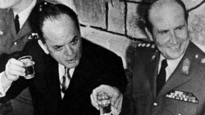 Άγριες μάχες στην ΕΛΔΥΚ και … μπουζουκοτράγουδα στην Αθήνα