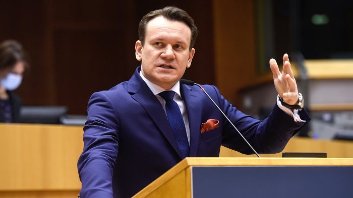 Tο παραδόξο της μεταναστευτικής πολιτικής: Η προοπτική του Dominik Tarczyński και η σύγκριση Ελλάδας και Γαλλίας