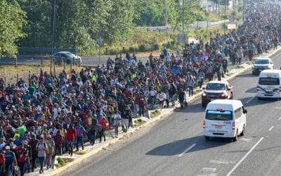 Εκατοντάδες μετανάστες έφυγαν από τα νότια σύνορα του Μεξικού με τα πόδια την Κυριακή, για να φτάσουν στα σύνορα των ΗΠΑ