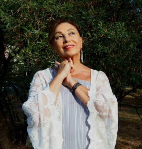 «Η ΤΕΛΕΙΑ ΠΑΡΑΣΤΑΣΗ» της Τάνιας Χαροκόπου 1 1 ΓΕΩΡΓΙΑ ΖΩΗ 1