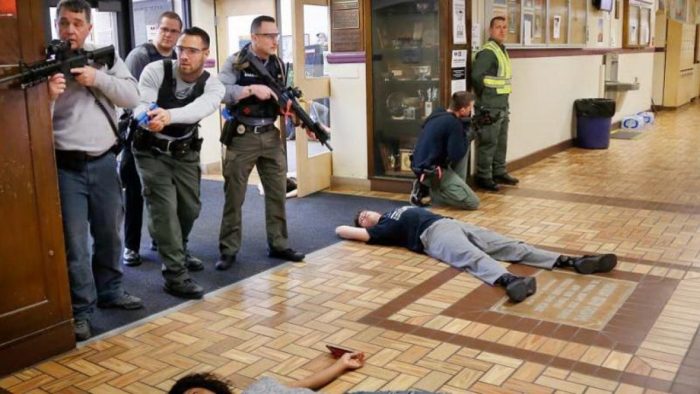 &Alpha;&nu;&theta;&rho;&omega;&pi;&omicron;&theta;&upsilon;&sigma;ί&alpha; &sigma;&epsilon; &Sigma;&chi;&omicron;&lambda;&epsilon;ί&alpha; &tau;&omega;&nu; &Eta;&Pi;&Alpha;: &Eta; &Tau;&rho;&alpha;&gamma;&iota;&kappa;ή &Pi;&rho;&alpha;&gamma;&mu;&alpha;&tau;&iota;&kappa;ό&tau;&eta;&tau;&alpha; &tau;&omega;&nu; &Omicron;&pi;&lambda;&omicron;&pi;&omicron;&lambda;&upsilon;&beta;ό&lambda;&omega;&nu; &kappa;&alpha;&iota; ά&lambda;&lambda;&omega;&nu; Ό&pi;&lambda;&omega;&nu;