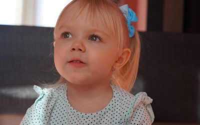 Η Γαλλική  λέξη  Enfant (βρέφος) προέρχεται από την αρχαία Ελληνική λέξη Φάω (Phao) που σημαίνει  μεταξύ άλλων και (λέγω, ομιλώ)