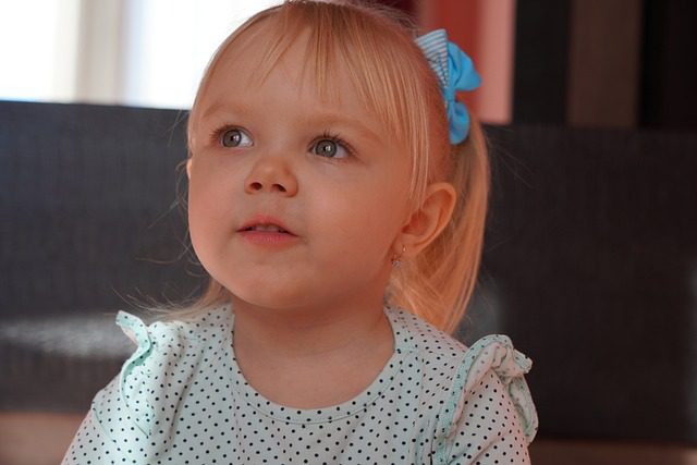 Η Γαλλική λέξη Enfant (βρέφος) προέρχεται από την αρχαία Ελληνική λέξη Φάω (Phao) που σημαίνει μεταξύ άλλων και (λέγω, ομιλώ)
