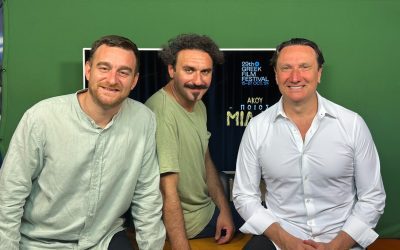 Βασίλης Παπαστεργιάδης: Εξερευνώντας την αστεία πλευρά της ζωής με τους συντελεστές του “ΆΚΟΥ ΠΟΙΟΣ ΜΙΛΑΕΙ”