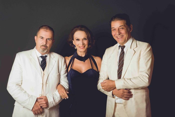ΔΥΟ ΠΑΡΑΣΤΑΣΕΙΣ ΤΟΥ ΠΙΡΑΝΤΕΛΛΟ ΜΕ ΕΝΑ ΕΙΣΙΤΗΡΙΟ ΣΤΟ ΔΙΑΧΡΟΝΟ ΘΕΑΤΡΟ ΑΠΟ ΤΟΝ ΦΕΒΡΟΥΑΡΙΟ