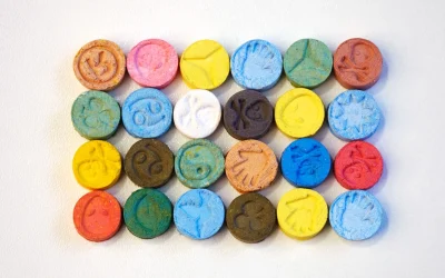 Συνελήφθη μέλος διεθνικής εγκληματικής ομάδας, που προσπάθησε να εισάγει πάνω από 7,5 κιλά κατεργασμένης κάνναβης και 4.770 δισκία “ECSTASY”