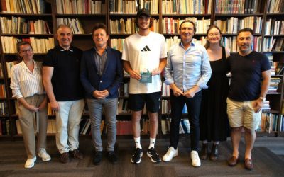 O Στέφανος Τσιτσιπάς υπόσχεται να επιστρέψει στην Μελβούρνη για να γνωρίσει τους μαθητές των σχολείων της ΕΚΜ