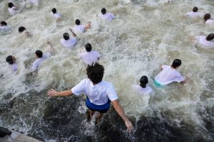 cross divers vie for position while KHYDAOWHPJHZ7MVI3CC7HJ36LU