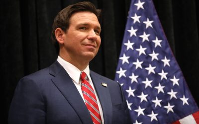 Ο κυβερνήτης της Φλόριντα DeSantis υπέγραψε μια δέσμη νομοσχεδίων την Πέμπτη για την παράνομη μετανάστευση