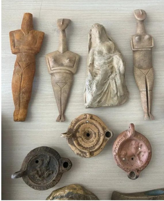 Δ.Α.Ο.Ε.: Συνελήφθησαν -6- άτομα- μέλη εγκληματικής οργάνωσης για υπόθεση αρχαιοκαπηλίας στην Κρήτη Δ.Α.Ο.Ε.: Συνελήφθησαν -6- άτομα- μέλη εγκληματικής οργάνωσης για υπόθεση αρχαιοκαπηλίας στην Κρήτη