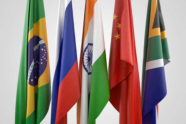 Η νέα παγκόσμια τάξη: Η άνοδος των BRICS και η παρακμή της Δύσης